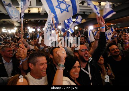 (190409) -- TEL AVIV, 9. April 2019 -- Unterstützer der Blauen und Weißen Partei Israels feiern, nachdem sie am 9. April 2019 eine Fernsehumfrage im Hauptquartier der Allianz in Tel Aviv (Israel) gesehen haben. Der israelische Premierminister Benjamin Netanyahu und Benny Gantz, ein Ex-General und Führer einer zentristischen Partei, beanspruchten beide am Dienstagabend den Sieg im hart umkämpften Wahlkampf. ISRAEL-TEL AVIV-BUNDESTAGSWAHLEN-AUSSCHEIDUNGSUMFRAGE GILXCOHENXMAGEN PUBLICATIONXNOTXINXCHN Stockfoto