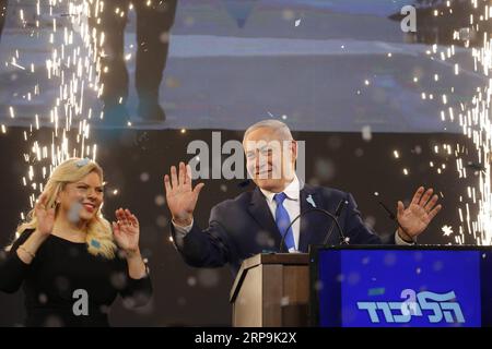 Nachrichten Themen der Woche KW15 Nachrichten Bilder des Tages (190410) -- TEL AVIV, 10. April 2019 -- der israelische Premierminister Benjamin Netanjahu hält eine Rede vor Unterstützern in Tel Aviv, Israel, am 10. April 2019. Die Ausstiegsumfragen der israelischen Parlamentswahlen am Dienstag zeigten, dass ein Rennen zu nahe war, um es zu nennen. Die Führer beider rivalisierender Parteien haben den Sieg erklärt. Offizielle Ergebnisse werden am Mittwochmorgen erwartet. Muammar Awad) ISRAEL-WAHLEN-AUSSTIEGSWAHLEN guoyu PUBLICATIONxNOTxINxCHN Stockfoto