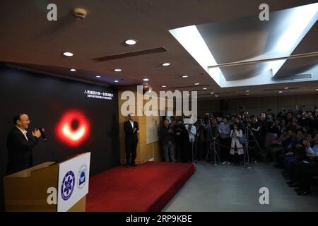 (190410) -- SHANGHAI, 10. April 2019 (Xinhua) -- das Shanghai Astronomical Observatory (SAO) hält eine Pressekonferenz ab, um das erste Bild eines supermassereichen Schwarzen Lochs im Herzen der fernen Galaxie M87 im ostchinesischen Shanghai, 10. April 2019, zu veröffentlichen. Das Bild des Schwarzen Lochs, basierend auf Beobachtungen mit dem Event Horizon Telescope (EHT), einem Planeten-Array von acht bodengestützten Radioteleskopen, die durch internationale Zusammenarbeit entstanden sind, wurde am Mittwoch gegen 21:00 Uhr (Pekinger Zeit) auf koordinierten Pressekonferenzen weltweit vorgestellt. Das bahnbrechende Ergebnis bietet Sscient Stockfoto