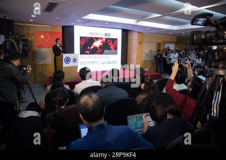 (190410) -- SHANGHAI, 10. April 2019 (Xinhua) -- Shen Zhiqiang, Leiter des Shanghai Astronomical Observatory (SAO), präsentiert entsprechende Forschungsergebnisse während einer Pressekonferenz in SAO im ostchinesischen Shanghai, 10. April 2019. Das Bild des Schwarzen Lochs, basierend auf Beobachtungen mit dem Event Horizon Telescope (EHT), einem Planeten-Array von acht bodengestützten Radioteleskopen, die durch internationale Zusammenarbeit entstanden sind, wurde am Mittwoch gegen 21:00 Uhr (Pekinger Zeit) auf koordinierten Pressekonferenzen weltweit vorgestellt. Das bahnbrechende Ergebnis bietet Wissenschaftlern eine neue Möglichkeit, den Mo zu studieren Stockfoto