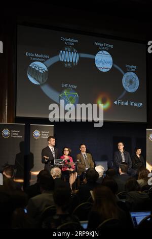 (190410) -- WASHINGTON, 10. April 2019 (Xinhua) -- das Foto vom 10. April 2019 zeigt eine Pressekonferenz, die vom Event Horizon Telescope (EHT) und der U.S. National Science Foundation (NSF) in Washington D.C., USA, abgehalten wurde. Astronomen sagten hier am Mittwoch, dass sie das erste Bild eines Schwarzen Lochs aufgenommen haben, und enthüllten die ersten direkten visuellen Beweise eines unsichtbaren kosmischen Objekts und seines Schattens. (Xinhua/Liu Jie) US-WASHINGTON D.C.-BLACK HOLE-PRESS CONFERENCE PUBLICATIONxNOTxINxCHN Stockfoto