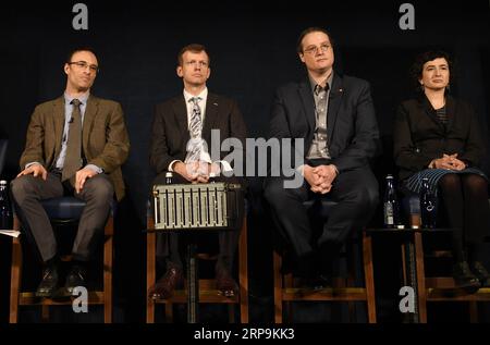 (190410) -- WASHINGTON, 10. April 2019 (Xinhua) -- das Foto vom 10. April 2019 zeigt eine Pressekonferenz, die vom Event Horizon Telescope (EHT) und der U.S. National Science Foundation (NSF) in Washington D.C., USA, abgehalten wurde. Astronomen sagten hier am Mittwoch, dass sie das erste Bild eines Schwarzen Lochs aufgenommen haben, und enthüllten die ersten direkten visuellen Beweise eines unsichtbaren kosmischen Objekts und seines Schattens. (Xinhua/Liu Jie) US-WASHINGTON D.C.-BLACK HOLE-PRESS CONFERENCE PUBLICATIONxNOTxINxCHN Stockfoto