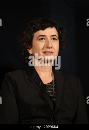 (190410) -- WASHINGTON, 10. April 2019 (Xinhua) -- sera Markoff, Mitglied des Event Horizon Telescope (EHT) Science Council und Professorin der Universität Amsterdam, nimmt am 10. April 2019 an einer Pressekonferenz des EHT-Projekts und der U.S. National Science Foundation (NSF) in Washington D.C., USA, Teil. Astronomen sagten hier am Mittwoch, dass sie das erste Bild eines Schwarzen Lochs aufgenommen haben, und enthüllten die ersten direkten visuellen Beweise eines unsichtbaren kosmischen Objekts und seines Schattens. (Xinhua/Liu Jie) Washington D.C. PUBLICATIONxNOTxINxCHN - ZUMA 39792057st Copyright: xx Stockfoto