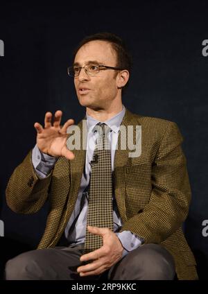 (190410) -- WASHINGTON, 10. April 2019 (Xinhua) -- Sheperd Doeleman, Projektdirektor des Event Horizon Telescope (EHT) und Astrophysiker des Center for Astrophysics Harvard & Smithsonian, spricht während einer Pressekonferenz, die vom EHT-Projekt und der U.S. National Science Foundation (NSF) am 10. April 2019 in Washington D.C., USA, abgehalten wurde. Astronomen sagten hier am Mittwoch, dass sie das erste Bild eines Schwarzen Lochs aufgenommen haben, und enthüllten die ersten direkten visuellen Beweise eines unsichtbaren kosmischen Objekts und seines Schattens. (Xinhua/Liu Jie) Washington D.C. PUBLICATIONxNOTxINxCHN - ZUMA 3 Stockfoto