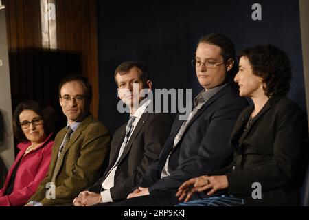 (190410) -- WASHINGTON, 10. April 2019 (Xinhua) -- das Foto vom 10. April 2019 zeigt eine Pressekonferenz, die vom Event Horizon Telescope (EHT) und der U.S. National Science Foundation (NSF) in Washington D.C., USA, abgehalten wurde. Astronomen sagten hier am Mittwoch, dass sie das erste Bild eines Schwarzen Lochs aufgenommen haben, und enthüllten die ersten direkten visuellen Beweise eines unsichtbaren kosmischen Objekts und seines Schattens. (Xinhua/Liu Jie) US-WASHINGTON D.C.-BLACK HOLE-PRESS CONFERENCE PUBLICATIONxNOTxINxCHN Stockfoto