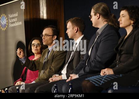 (190410) -- WASHINGTON, 10. April 2019 (Xinhua) -- das Foto vom 10. April 2019 zeigt eine Pressekonferenz, die vom Event Horizon Telescope (EHT) und der U.S. National Science Foundation (NSF) in Washington D.C., USA, abgehalten wurde. Astronomen sagten hier am Mittwoch, dass sie das erste Bild eines Schwarzen Lochs aufgenommen haben, und enthüllten die ersten direkten visuellen Beweise eines unsichtbaren kosmischen Objekts und seines Schattens. (Xinhua/Liu Jie) US-WASHINGTON D.C.-BLACK HOLE-PRESS CONFERENCE PUBLICATIONxNOTxINxCHN Stockfoto