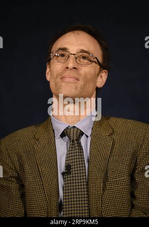 (190410) -- WASHINGTON, 10. April 2019 (Xinhua) -- Sheperd Doeleman, Projektdirektor des Event Horizon Telescope (EHT) und Astrophysiker des Center for Astrophysics Harvard & Smithsonian, nimmt am 10. April 2019 an einer Pressekonferenz des EHT-Projekts und der U.S. National Science Foundation (NSF) in Washington D.C., USA, Teil. Astronomen sagten hier am Mittwoch, dass sie das erste Bild eines Schwarzen Lochs aufgenommen haben, und enthüllten die ersten direkten visuellen Beweise eines unsichtbaren kosmischen Objekts und seines Schattens. (Xinhua/Liu Jie) Washington D.C. PUBLICATIONxNOTxINxCHN - ZUMA 3979205 Stockfoto