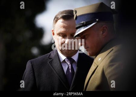 (190410) -- WARSCHAU, 10. April 2019 -- der polnische Präsident Andrzej Duda (L) nimmt am 10. April 2019 an einer Zeremonie am Lech-Kaczynski-Denkmal in Warschau, Polen, Teil. Die politischen Führer Polens führen am Mittwoch eine Reihe von Gedenkveranstaltungen zum neunten Jahrestag des Flugzeugabsturzes von Smolensk an, bei dem 96 Menschen ums Leben kamen, darunter der ehemalige polnische Präsident Lech Kaczynski. ) POLEN-WARSCHAU-SMOLENSK CRASHJUBILÄUM JAAPXARRIENS PUBLICATIONXNOTXINXCHN Stockfoto