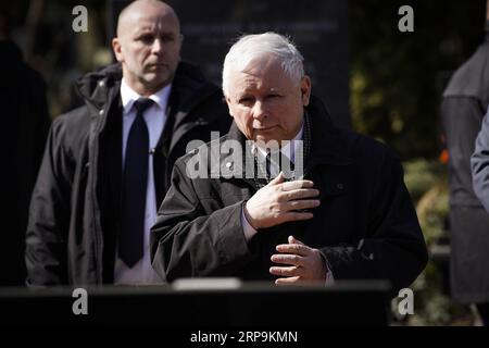 (190410) -- WARSCHAU, 10. April 2019 -- der Führer des Parteirechts und der Justiz (PiS) Jaroslaw Kaczynski (Front) würdigt am 10. April 2019 die Gräber der Smolensk-Opfer in Warschau. Die politischen Führer Polens führen am Mittwoch eine Reihe von Gedenkveranstaltungen zum neunten Jahrestag des Flugzeugabsturzes von Smolensk an, bei dem 96 Menschen ums Leben kamen, darunter der ehemalige polnische Präsident Lech Kaczynski. ) POLEN-WARSCHAU-SMOLENSK CRASHJUBILÄUM JAAPXARRIENS PUBLICATIONXNOTXINXCHN Stockfoto