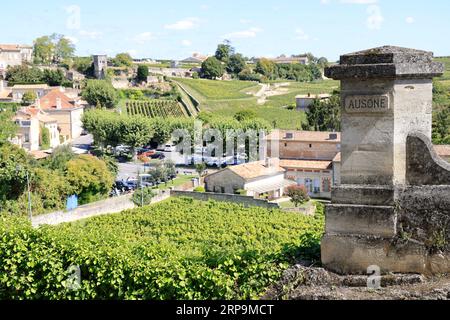 Vigne, das Dorf Saint-Emilion. Château Ausone domaine viticole de Saint-Emilion classé « Premier Grand Cru », 1er Grand Cru classé. Prod Stockfoto