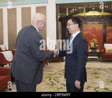 (190411) -- PEKING, 11. April 2019 -- der chinesische Vize-Premier Han Zheng (R), ebenfalls Mitglied des Ständigen Ausschusses des Politischen Büros des Zentralkomitees der Kommunistischen Partei Chinas, trifft sich am 11. April 2019 mit dem ehemaligen US-Finanzminister Henry Paulson in Peking, der Hauptstadt Chinas. ) CHINA-PEKING-HAN ZHENGS-U.S.-MEETING (CN) WANGXYE PUBLICATIONXNOTXINXCHN Stockfoto