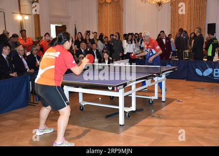 (190411) -- LOS ANGELES, 11. April 2019 (Xinhua) -- Errol Resek (R), Zeuge und Teilnehmer der Ping-Pong-Diplomatie, spielt ein Spiel bei der Gedenkfeier mit Gao Jun, einem ehemaligen Weltmeister und Mitglied des chinesischen Ping-Pong-Nationalteams und derzeitigen Trainer des US-Ping-Pong-Teams, in Yorba Linda, Kalifornien, USA, am 10. April, 2019. am Mittwoch fand in der Richard Nixon Presidential Library and Museum in Yorba Linda im Westen des US-Bundesstaates Kalifornien eine Zeremonie zum 48. Jahrestag der Ping-Pong-Diplomatie statt. (Xinhua/Gao Shan) U.S.-CALIFORNIA-MEMORATION-PING PONG DIPLOMAC Stockfoto