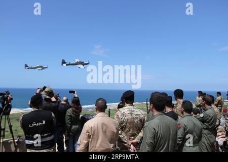 (190411) -- HAMAT (LIBANON), 11. April 2019 -- libanesische Militärbeamte beobachten die Live-Demonstrationen in Hamat, Nordlibanon, am 11. April 2019. Die libanesische Armee führte am Donnerstag Live-Demonstrationen für lasergeführte APKWS-Raketen in Hamat durch. LIBANON-HAMAT-ARMEE-LIVE-DEMONSTRATIONEN khalid PUBLICATIONxNOTxINxCHN Stockfoto