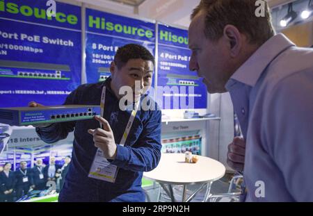 (190412) -- LAS VEGAS, 12. April 2019 (Xinhua) -- Mao Junsheng (L), CEO von Shenzhen Hisource Technology Development Co Ltd, stellt einen PoE-Switch auf der International Security Conference and Exposition (ISC West) in Las Vegas, USA, am 10. April 2019 vor. Chinesische Sicherheitsunternehmen suchen auf der laufenden internationalen Sicherheitskonferenz und -Ausstellung hier nach mehr Handelsmöglichkeiten auf dem amerikanischen Markt. Von Mittwoch bis Freitag nehmen insgesamt 154 chinesische Unternehmen aus den Bereichen Überwachung, intelligente Häuser, Zugangskontrolle und Grenzschutz an der jährlichen Show Teil Stockfoto