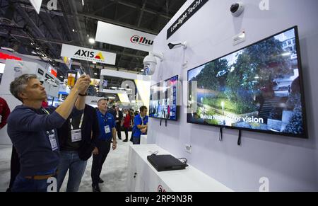 (190412) -- LAS VEGAS, 12. April 2019 (Xinhua) -- Ein Besucher fotografiert am Stand von Zhejiang Dahua Technology auf der International Security Conference and Exposition (ISC West) in Las Vegas, USA, 10. April 2019. Chinesische Sicherheitsunternehmen suchen auf der laufenden internationalen Sicherheitskonferenz und -Ausstellung hier nach mehr Handelsmöglichkeiten auf dem amerikanischen Markt. Insgesamt 154 chinesische Unternehmen aus den Bereichen Überwachung, intelligente Häuser, Zugangskontrolle und Grenzschutz nehmen von Mittwoch bis Freitag an der jährlichen Show Teil, der größten Sicherheitsbranche Stockfoto