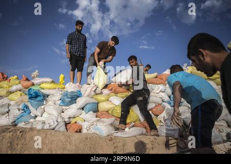 (190412) -- AHVAZ, 12. April 2019 -- Menschen bauen handgefertigte Dämme, um das Hochwasser vor der Stadt Ahvaz, Hauptstadt der Provinz Khuzestan, Iran, zu blockieren, 11. April 2019. ) IRAN-AHVAZ-FLUT AhmadxHalabisaz PUBLICATIONxNOTxINxCHN Stockfoto