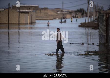 (190412) -- AHVAZ, 12. April 2019 -- Menschen waten durch das Überschwemmungswasser etwas außerhalb der Stadt Ahvaz, Hauptstadt der Provinz Khuzestan, Iran, 11. April 2019. ) IRAN-AHVAZ-FLUT AhmadxHalabisaz PUBLICATIONxNOTxINxCHN Stockfoto