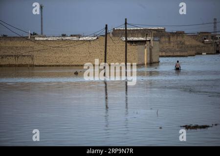 (190412) -- AHVAZ, 12. April 2019 -- Ein Mann schwimmt durch das Hochwasser etwas außerhalb der Stadt Ahvaz, Hauptstadt der Provinz Khuzestan, Iran, 11. April 2019. ) IRAN-AHVAZ-FLUT AhmadxHalabisaz PUBLICATIONxNOTxINxCHN Stockfoto