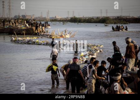 (190412) -- AHVAZ, 12. April 2019 -- Menschen bauen handgefertigte Dämme, um das Hochwasser vor der Stadt Ahvaz, Hauptstadt der Provinz Khuzestan, Iran, zu blockieren, 11. April 2019. ) IRAN-AHVAZ-FLUT AhmadxHalabisaz PUBLICATIONxNOTxINxCHN Stockfoto