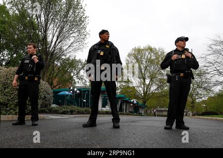 190412 -- WASHINGTON, 12. April 2019 -- Secret Service-Agenten werden am 12. April 2019 vor dem Weißen Haus in Washington D.C. in den Vereinigten Staaten gesehen. Ein Mann hat seine Jacke am Freitagnachmittag vor dem Weißen Haus angezündet, so der U.S. Secret Service. U.S.-WASHINGTON D.C.-WHITE HOUSE-MAN-JACKET-FIRE TINGXSHEN PUBLICATIONXNOTXINXCHN Stockfoto