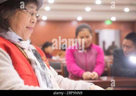 (190413) -- TONGLU, 13. April 2019 (Xinhua) -- Wu Suhuan (L) bereitet sich darauf vor, ihr Drehbuch zu lesen, um den Film Kekexili: Mountain Patrol for Sehbehinderte in Tonglu Branch of China Braille Library im Tonglu County, ostchinesische Provinz Zhejiang, 11. April 2019 zu erzählen. Wu Suhuan, 65, ist ein Patient mit progressiver Muskelatrophie und seit Jahrzehnten gelähmt. Sie widmet sich der Arbeit als Erzählerin für barrierefreie Filme und hat seit 2015 Drehbücher für vier Filme geschrieben und zusammen mit dem Film für Sehbehinderte gelesen. Ich fühle mich glücklich und erfüllt, wenn ich ihnen helfe, sagte Wu. (Xin Stockfoto