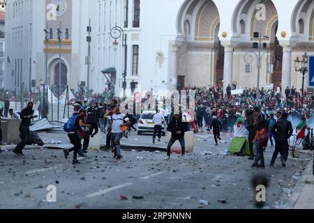 (190413) -- ALGIER, 13. April 2019 (Xinhua) -- während des marsches, um die Ernennung Abdelkader Bensalahs zum Interimspräsidenten in Algier, Algerien, am 12. April 2019 abzulehnen, kam es zu Zusammenstößen zwischen Demonstranten und Anti-Aufruhr-Kräften. Die Algerier führten am Freitag große Märsche durch, um die Ernennung von Abdelkader Bensalah zum Interimspräsidenten abzulehnen. Die Märsche fanden in ganz Algerien statt, während der größte in der Hauptstadt Algier war, wo Millionen auf die Straße gingen, um den Abgang des gegenwärtigen Interimspräsidenten und der Mitglieder des Kabinetts zu fordern. (Xinhua) ALGERIEN-ALGIER Stockfoto