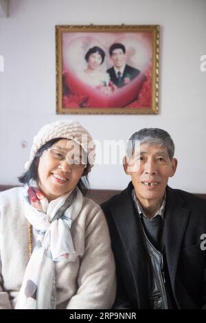 (190413) -- TONGLU, 13. April 2019 (Xinhua) -- Wu Suhuan (L) und ihr Ehemann posieren zu Hause in Tonglu Count, ostchinesische Provinz Zhejiang, 11. April 2019. Wu Suhuan, 65, ist ein Patient mit progressiver Muskelatrophie und seit Jahrzehnten gelähmt. Sie widmet sich der Arbeit als Erzählerin für barrierefreie Filme und hat seit 2015 Drehbücher für vier Filme geschrieben und zusammen mit dem Film für Sehbehinderte gelesen. Ich fühle mich glücklich und erfüllt, wenn ich ihnen helfe, sagte Wu. (Xinhua/Weng Xinyang) CHINA-ZHEJIANG-BARRIEREFREIER FILMFREIWILLIGER (CN) PUBLICATIONxNOTxINxCHN Stockfoto