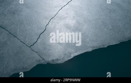 (190413) -- PEKING, 13. April 2019 (Xinhua) -- Luftaufnahme, aufgenommen am 11. April 2019, zeigt einen Blick auf den malerischen Ort Erlangjian am Qinghai-See in der nordwestlichen chinesischen Provinz Qinghai. Der Qinghai-See ist Mitte Dezember gefroren und schmilzt Mitte April nächsten Jahres vollständig. (Xinhua/Zhang Hongxiang) XINHUA FOTOS DES TAGES PUBLICATIONxNOTxINxCHN Stockfoto