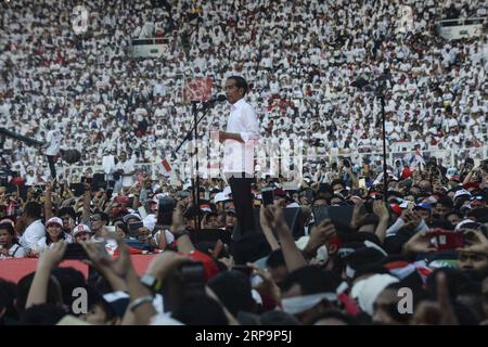 (190413) -- JAKARTA, 13. April 2019 -- Indonesiens amtierender Präsident und Präsidentschaftskandidat Joko Widodo (C) spricht mit seinen Anhängern während einer Wahlkampfveranstaltung im Gelora Bung Karno Stadion in Jakarta, 13. April 2019. Indonesien wird seine Präsidentschafts- und Parlamentswahlen am 17. April 2019 abhalten. ) INDONESIEN-JAKARTA-PRÄSIDENTSCHAFTSWAHLKAMPF-JOKO WIDODO AGUNGXKUNCAHYAXB. PUBLICATIONxNOTxINxCHN Stockfoto