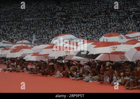 (190413) -- JAKARTA, 13. April 2019 -- Unterstützer von Indonesiens amtierendem Präsidenten und Präsidentschaftskandidat Joko Widodo nehmen am 13. April 2019 an einer Wahlkampfveranstaltung im Gelora-Bung-Karno-Stadion in Jakarta Teil. Indonesien wird seine Präsidentschafts- und Parlamentswahlen am 17. April 2019 abhalten. ) INDONESIEN-JAKARTA-PRÄSIDENTSCHAFTSWAHLKAMPF-JOKO WIDODO AGUNGXKUNCAHYAXB. PUBLICATIONxNOTxINxCHN Stockfoto