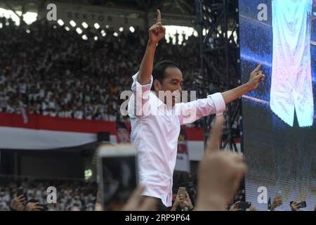 (190413) -- JAKARTA, 13. April 2019 -- Indonesiens amtierender Präsident und Präsidentschaftskandidat Joko Widodo (C) begrüßt seine Anhänger während einer Wahlkampfveranstaltung im Gelora-Bung-Karno-Stadion in Jakarta, 13. April 2019. Indonesien wird seine Präsidentschafts- und Parlamentswahlen am 17. April 2019 abhalten. ) INDONESIEN-JAKARTA-PRÄSIDENTSCHAFTSWAHLKAMPF-JOKO WIDODO AGUNGXKUNCAHYAXB. PUBLICATIONxNOTxINxCHN Stockfoto