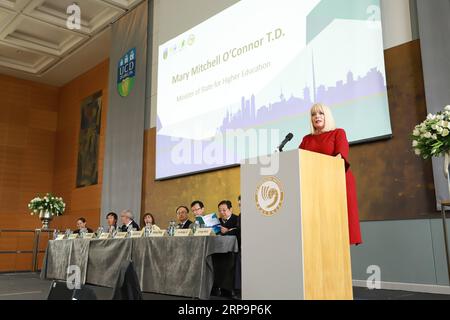 (190413) -- DUBLIN, 13. April 2019 (Xinhua) -- Mary Mitchell O Connor (1. R), irische Staatsministerin für Hochschulbildung, spricht an der Eröffnungszeremonie des 2. Internationalen Symposiums der Europäischen Vereinigung für Chinesische Lehre (EACT) in Dublin, Irland, 12. April 2019. Das 2. Internationale Symposium der European Association of Chinese Teaching, eine zweitägige Veranstaltung, die von der EACT in Zusammenarbeit mit dem University College Dublin (UCD) Confucius Institute organisiert wurde, wurde am Freitag eröffnet und zog fast 200 Delegierte aus mehr als 20 Ländern und Regionen an. (XINHUA) IRLAND-DUBLIN-INT Stockfoto