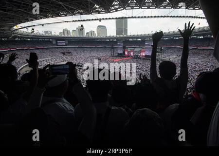 (190413) -- JAKARTA, 13. April 2019 -- die Menschen reagieren, als sie an einer Wahlkampfveranstaltung von Indonesiens amtierendem Präsidenten und Präsidentschaftskandidaten Joko Widodo im Gelora Bung Karno Stadion in Jakarta, 13. April 2019, teilnehmen. Indonesien wird am 17. April Präsidentschafts- und Parlamentswahlen abhalten. ) INDONESIEN-JAKARTA-PRÄSIDENTSCHAFTSWAHLKAMPF-JOKO WIDODO VERIXSANOVRI PUBLICATIONXNOTXINXCHN Stockfoto