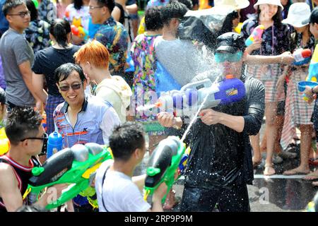 (190413) -- BANGKOK, 13. April 2019 -- Menschen besuchen den Wasserkampf, um das Songkran Festival auf dem Siam Square in Bangkok, Thailand, zu feiern, 13. April 2019. Das Songkran Festival, auch bekannt als Wasserfestival, wird am 13. April in Thailand gefeiert. ) THAILAND-BANGKOK-SONGKRAN FESTIVAL-WASSERKAMPF RACHENXSAGEAMSAK PUBLICATIONXNOTXINXCHN Stockfoto