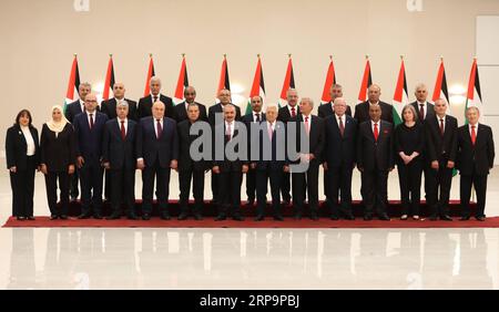 (190413) -- RAMALLAH, 13. April 2019 -- palästinensischer Präsident Mahmud Abbas (Front, 7. R) und Mitglieder der neuen Regierung posieren für ein Gruppenfoto während der Vereidigung der neuen Regierung in der Westjordstadt Ramallah, 13. April 2019. Der neue palästinensische Premierminister Mohammed Ishtaye und seine Kabinettsmitglieder wurden am Samstag vor Präsident Mahmoud Abbas in seinem Hauptquartier in der Westjordstadt Ramallah vereidigt, berichtete das offizielle Fernsehen. MIDEAST-RAMALLAH-NEUE PALÄSTINENSISCHE REGIERUNGSVEREIDIGUNG IN FADIXAROURI PUBLICATIONXNOTXINXCHN Stockfoto