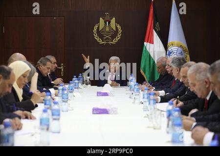 (190413) -- RAMALLAH, 13. April 2019 -- der palästinensische Präsident Mahmoud Abbas (C) zeigt während seines Treffens mit neuen Regierungsmitgliedern nach der Vereidigung in der Westjordstadt Ramallah, 13. April 2019. Der neue palästinensische Premierminister Mohammed Ishtaye und seine Kabinettsmitglieder wurden am Samstag vor Präsident Mahmoud Abbas in seinem Hauptquartier in der Westjordstadt Ramallah vereidigt, berichtete das offizielle Fernsehen. Pool/) MIDEAST-RAMALLAH-NEUE PALÄSTINENSISCHE REGIERUNGSVEREIDIGUNG IN FadixArouri PUBLICATIONxNOTxINxCHN Stockfoto