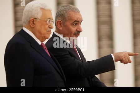 (190413) -- RAMALLAH, 13. April 2019 -- der neue palästinensische Premierminister Mohammed Ishtaye (R) und der palästinensische Präsident Mahmoud Abbas nehmen an der Vereidigung der neuen Regierung in der Westjordstadt Ramallah am 13. April 2019 Teil. Der neue palästinensische Premierminister Mohammed Ishtaye und seine Kabinettsmitglieder wurden am Samstag vor Präsident Mahmoud Abbas in seinem Hauptquartier in der Westjordstadt Ramallah vereidigt, berichtete das offizielle Fernsehen. MIDEAST-RAMALLAH-NEUE PALÄSTINENSISCHE REGIERUNGSVEREIDIGUNG IN FADIXAROURI PUBLICATIONXNOTXINXCHN Stockfoto