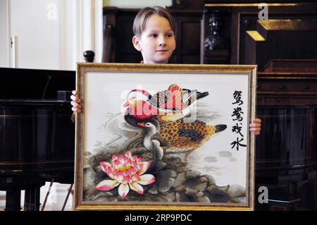 (190413) -- RIGA, 13. April 2019 -- Ein Junge zeigt Ein Kunstwerk während des 16. Chinese Bridge Chinese Proficiency Contest an der Universität von Lettland in Riga, Lettland, am 12. April 2019. Die 16. Chinesische Brücke, ein jährlich stattfindender chinesischer Sprachwettbewerb für Schüler, Studenten und Erwachsene ChinesischlerInnen, fand Freitag und Samstag an der Universität Lettland statt. LETTLAND-RIGA-CHINESISCHER EIGNUNGSWETTBEWERB Janis PUBLICATIONxNOTxINxCHN Stockfoto