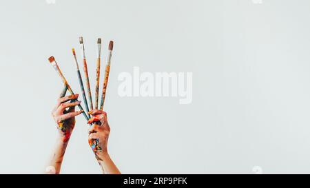 Malerei liefert Kunstwerkzeuge Malerin Hand Stockfoto