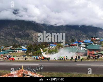 (190414) -- SOLUKHUMBU, 14. April 2019 -- Foto aufgenommen am 14. April 2019 zeigt den Ort der Flugzeugkollision am Flughafen Lukla in Solukhumbu, Nepal. Mindestens zwei Menschen wurden getötet, nachdem am Sonntagmorgen ein Flugzeug von Summit Air mit einem Hubschrauber auf dem Lukla Airport in Nepal kollidierte, so die lokalen Behörden. FLUGHAFEN NEPAL-SOLUKHUMBU-LUKLA-FLUGZEUGABSTURZ SUNILXSHARMA PUBLICATIONXNOTXINXCHN Stockfoto