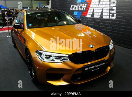 (190414) -- PRAG, 14. April 2019 (Xinhua) -- Ein BMW M5 Sportwagen ist auf der Autoshow Prag, in Prag, Tschechien, 13. April 2019 zu sehen. Die dreitägige automobilmesse hat hier am Sonntag geschlossen. (Xinhua/Dana Kesnerova) TSCHECHISCHE REPUBLIK-PRAG-AUTOSHOW PUBLICATIONxNOTxINxCHN Stockfoto