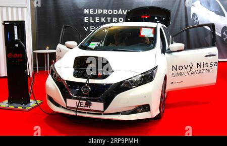 (190414) -- PRAG, 14. April 2019 (Xinhua) -- Ein neues Nissan-BLATT ist auf der Autoshow Prag, in Prag, Tschechien, 13. April 2019 zu sehen. Die dreitägige automobilmesse hat hier am Sonntag geschlossen. (Xinhua/Dana Kesnerova) TSCHECHISCHE REPUBLIK-PRAG-AUTOSHOW PUBLICATIONxNOTxINxCHN Stockfoto