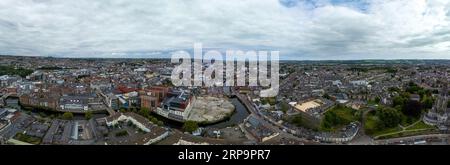Luftpanorama von Cork im Süden Irlands mit St Colman's Cathedral, Elizabeth Fort, Bishop Lucey Park, River Lee, Saint Fin Barre's Cathedral Stockfoto