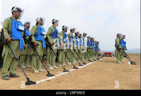 (190414) -- KANDAHAR, 14. April 2019 -- afghanische Minenräumer bereiten sich auf die Suche nach Landminen im Bezirk Zhari der südlichen Provinz Kandahar in Afghanistan vor, 13. April 2019. ) AFGHANISTAN-KANDAHAR-DE-MINER SanaullahxSeiam PUBLICATIONxNOTxINxCHN Stockfoto