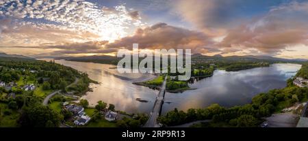 Panoramaaussicht auf Kenmare Bay am Eingang des Ring of Kerry in Irland, Our Lady's Bridge über das Wasser, atemberaubender farbenprächtiger Sonnenuntergang Stockfoto