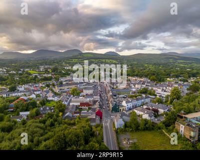 Luftaufnahme von Kenmare mit dramatischem Sonnenuntergang beliebte Urlaubsstadt in Südirien am Eintrittspunkt zum Ring of Kerry, drei Hauptstraßen Stockfoto