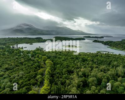 Blick aus der Vogelperspektive auf Ross Castle, ein Turmhaus aus dem 15. Jahrhundert, am Rande des Lough Leane im Killarney National Park, County Kerry, Irland Stockfoto