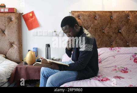 (190415) -- CHANGSHA, 15. April 2019 (Xinhua) -- Mangeh III Fondzenyuy Cedric liest im Wohnheim der Hunan Agricultural University in Changsha, Provinz Hunan, 19. März 2019. Der 25-jährige Cedric kommt aus Kamerun. Nachdem er Zeuge chinesischer Unternehmen war, die Agrarwissenschaften und -Technologie und -Ausrüstung weiterentwickelten, kam er 2017 nach China und studierte nach Abschluss seines Grundstudiums als Postgraduierter in Landwirtschaftstechnik an der School of Engineering der Hunan Agricultural University. Cedric studiert hauptsächlich landwirtschaftliche Mechanisierung und Automatik Stockfoto