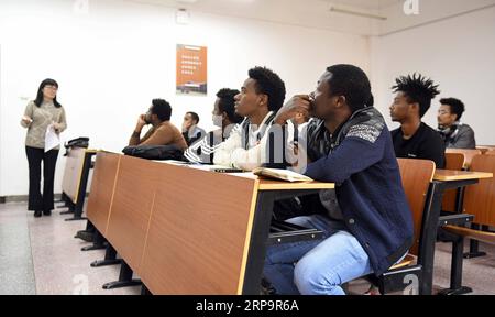 (190415) -- CHANGSHA, 15. April 2019 (Xinhua) -- Mangeh III Fondzenyuy Cedric (1. R, erste Reihe) hat eine Lektion an der Hunan Agricultural University in Changsha, Provinz Hunan in Zentralchina, 19. März 2019. Der 25-jährige Cedric kommt aus Kamerun. Nachdem er Zeuge chinesischer Unternehmen war, die Agrarwissenschaften und -Technologie und -Ausrüstung weiterentwickelten, kam er 2017 nach China und studierte nach Abschluss seines Grundstudiums als Postgraduierter in Landwirtschaftstechnik an der School of Engineering der Hunan Agricultural University. Cedric studiert hauptsächlich landwirtschaftliche Mechanisierung Stockfoto