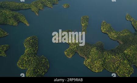 (190415) -- HUANGSHAN, 15. April 2019 (Xinhua) -- Luftaufnahme, aufgenommen am 15. April 2019, zeigt einen Blick auf den malerischen Ort Taiping Lake in der Stadt Huangshan in der ostchinesischen Provinz Anhui. (Xinhua/Zhang Duan) CHINA-ANHUI-TAIPING LAKE SCENIC SPOT (CN) PUBLICATIONxNOTxINxCHN Stockfoto